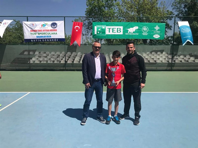 Batman’da düzenlenen 14 yaş Hafta Sonu Tenis turnuvasında Ağrı’lı sporcu Habib Anak 2. Oldu.