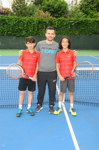 Ağrı’nın başarılı tenisçileri Semih Aslan ve Habib Anak antrenörleri Fırat Balkis ile birlikte Etiler Tenis Kulübü tarafından İstanbul’a davet edildi.