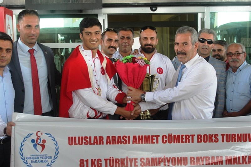 Türkiye Boks Federasyonu tarafından bu yıl 31.’si düzenlenen Uluslararası Ahmet Cömert Boks Turnuvasında, 81 kiloda Şampiyon olan Bayram Malkan Havalimanında çiçeklerle karşılandı.