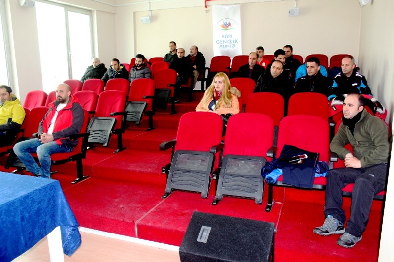 Spor Şube Müdürü Cemil Budak, Antrenörlerle değerlendirme toplantısı yaptı.  