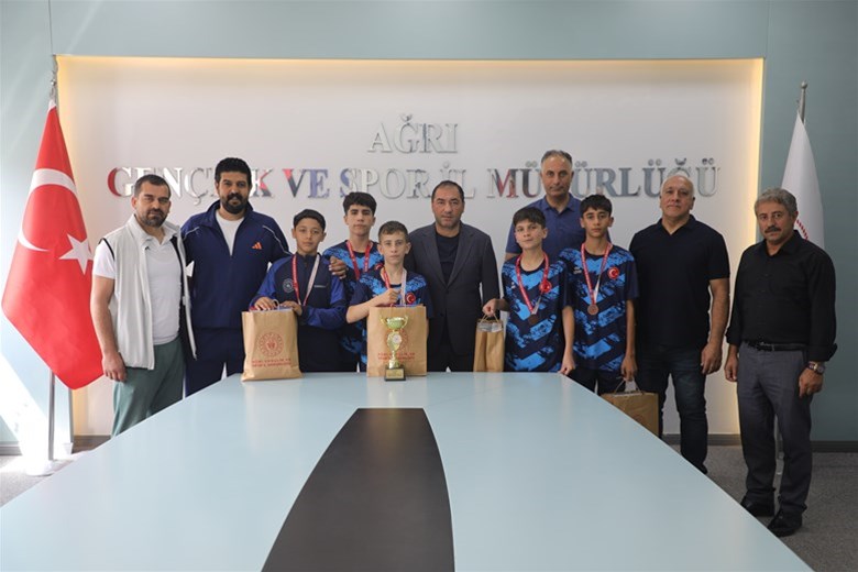 İl Müdürümüz Ahmet Çelebi’den Türkiye Üçüncüsü Badminton Takımına Tebrik