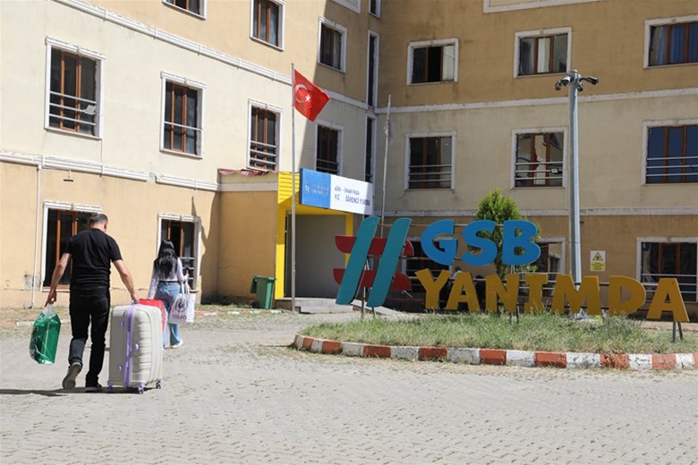 Ağrı'da GSB Yurtlarında İlk Gün Heyecanı: Öğrenciler İkramlarla Karşılandı