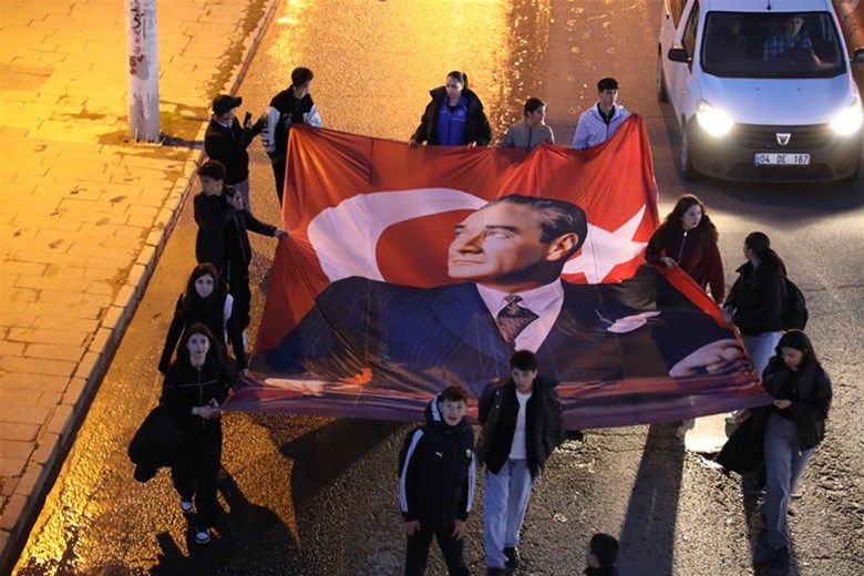 AĞRI’DA 150 METRELİK DEV BAYRAKLA GÖRKEMLİ 19 MAYIS YÜRÜYÜŞÜ!
