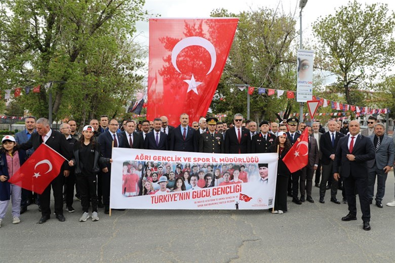 19 Mayıs Atatürk'ü Anma, Gençlik ve Spor Bayramı Ağrı'da törenle kutlandı.