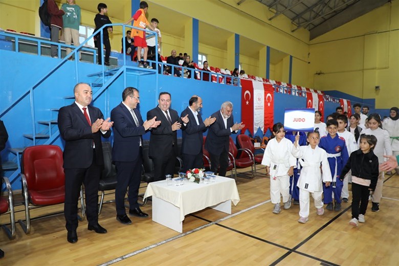 15 Nisan Spor Salonu'nda Coşkulu Açılış: Amatör Spor Haftası Başladı!