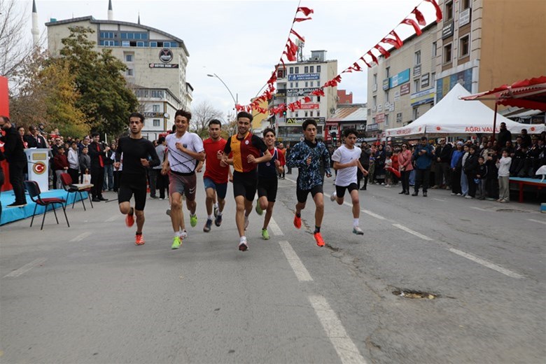 Ağrı'da “Cumhuriyet Koşusu” Coşkuyla Gerçekleştirildi