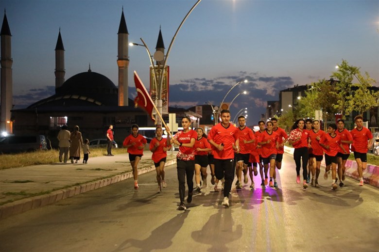 AĞRI’DA 15 TEMMUZ RUHU "SANCAK KOŞUSU" İLE YAŞATILDI