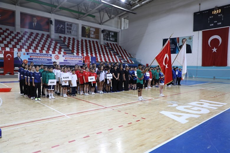 AĞRI'DA ANALİG BADMİNTON HEYECANI: 9 İLDEN SPORCULAR KÜRSÜ İÇİN YARIŞIYOR