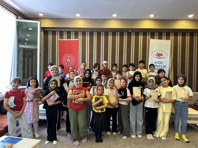 Ağrı’da Millî Birlik Duruşu: Gençlik Merkezinde Şehitler Dualarla Yâd Edildi