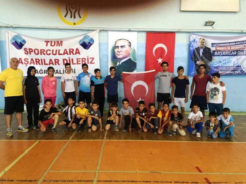Yaz Spor Okulları'nda Jimnastik, Badminton, Taekwondo, Güreş ve Futbol çalışmaları hızla sürüyor.