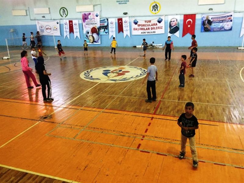 Yaz Spor Okulları'nda Jimnastik, Badminton, Taekwondo, Güreş ve Futbol çalışmaları hızla sürüyor.