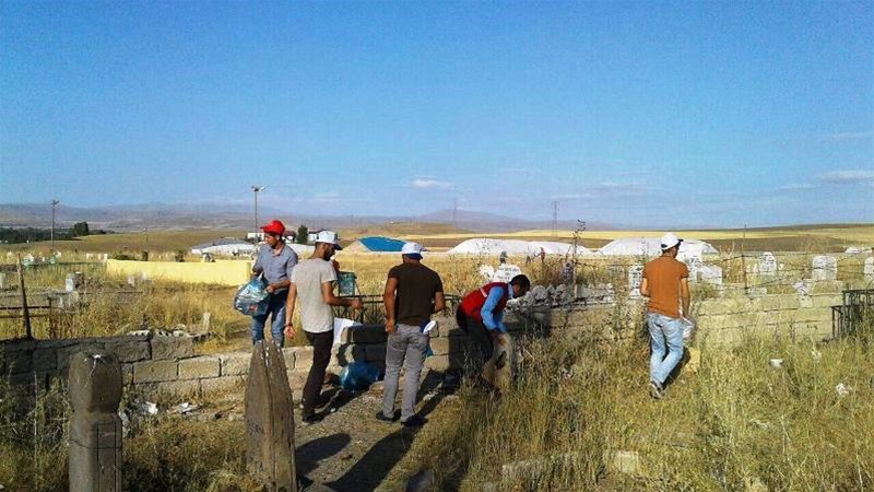 Ağrı Gençlik Merkezi, Kurban Bayramı öncesi şehir kabristanlıklarını ziyaret ederek çevre temizliğinde bulundular.
