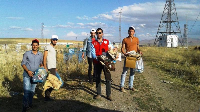 Ağrı Gençlik Merkezi, Kurban Bayramı öncesi şehir kabristanlıklarını ziyaret ederek çevre temizliğinde bulundular.