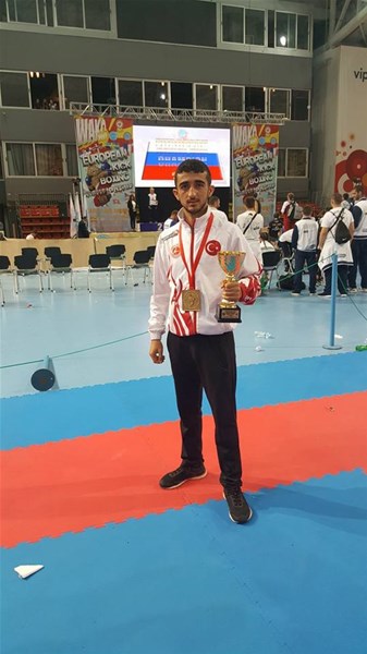 Makedonya’da düzenlenen Avrupa Kick Boks Şampiyonasında Ağrı’lı Milli Kick Bokcçu Adem Aşantuğrul damga vurdu. 